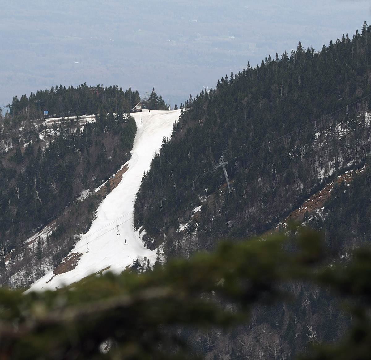 An image of the Nosedive trail on Mt. Mansfield as viewed from the Gondola Summit station during an April ski tour at Stowe Mountain Resort in Vermont